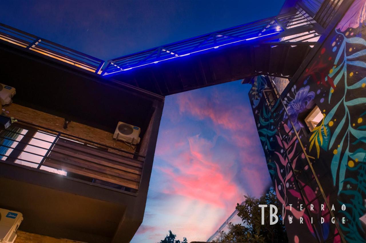 Terra Bridge Hotel Тбилиси Екстериор снимка