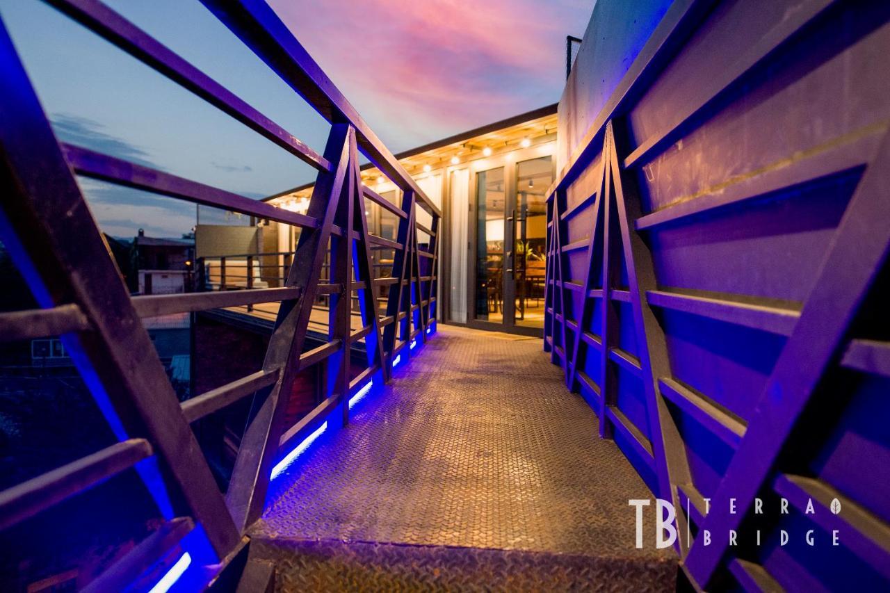 Terra Bridge Hotel Тбилиси Екстериор снимка
