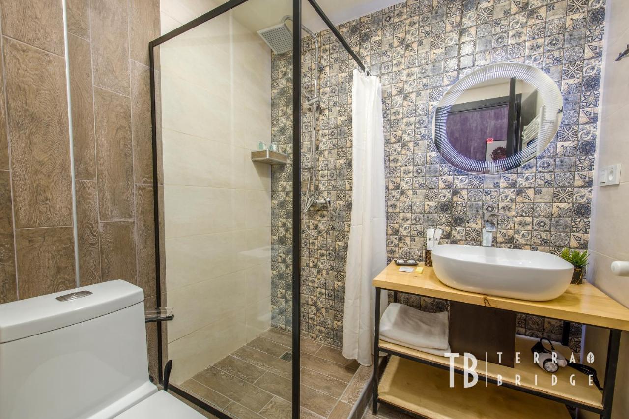 Terra Bridge Hotel Тбилиси Екстериор снимка